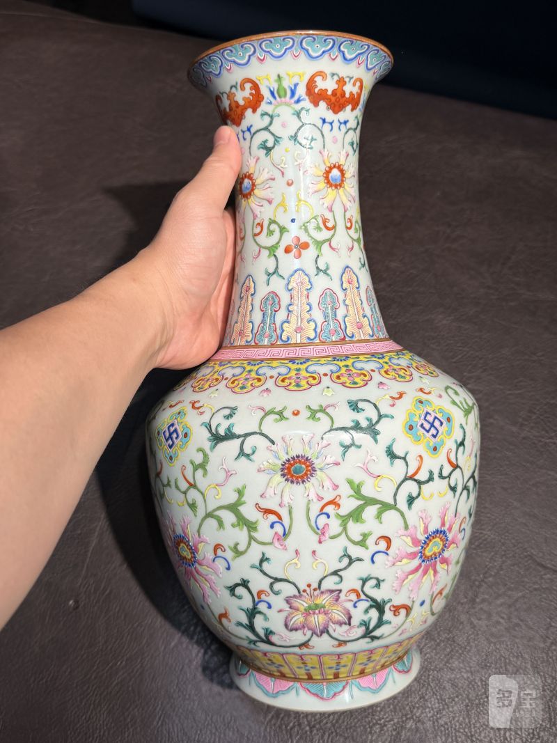 清乾隆 洋彩缠枝花卉纹瓶 - 图9